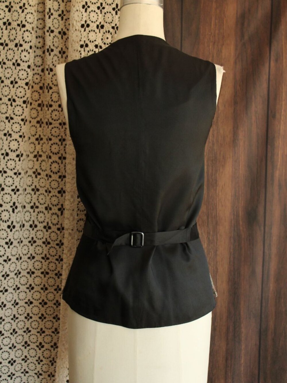 Vintage 1980s Women's Vest, Rafaella Black White and Red Plaid Wool, Size Medium - Picture 11 of 11